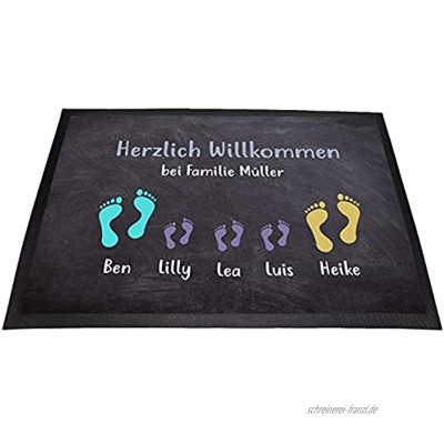 Personalisierte Fussmatte „Herzlich Willkommen“ mit bis zu 7 Wunschnamen für Familie Kinder und Hunde mit Füßen und Pfoten Abdrücken Paar mit 3 Kindern